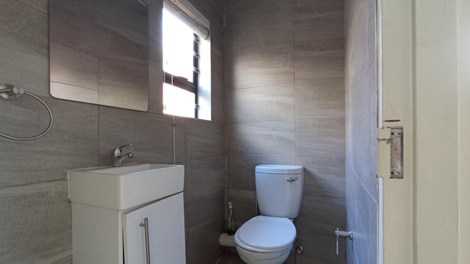 Guest Toilet - 2 square meters of property in Allen’s Nek