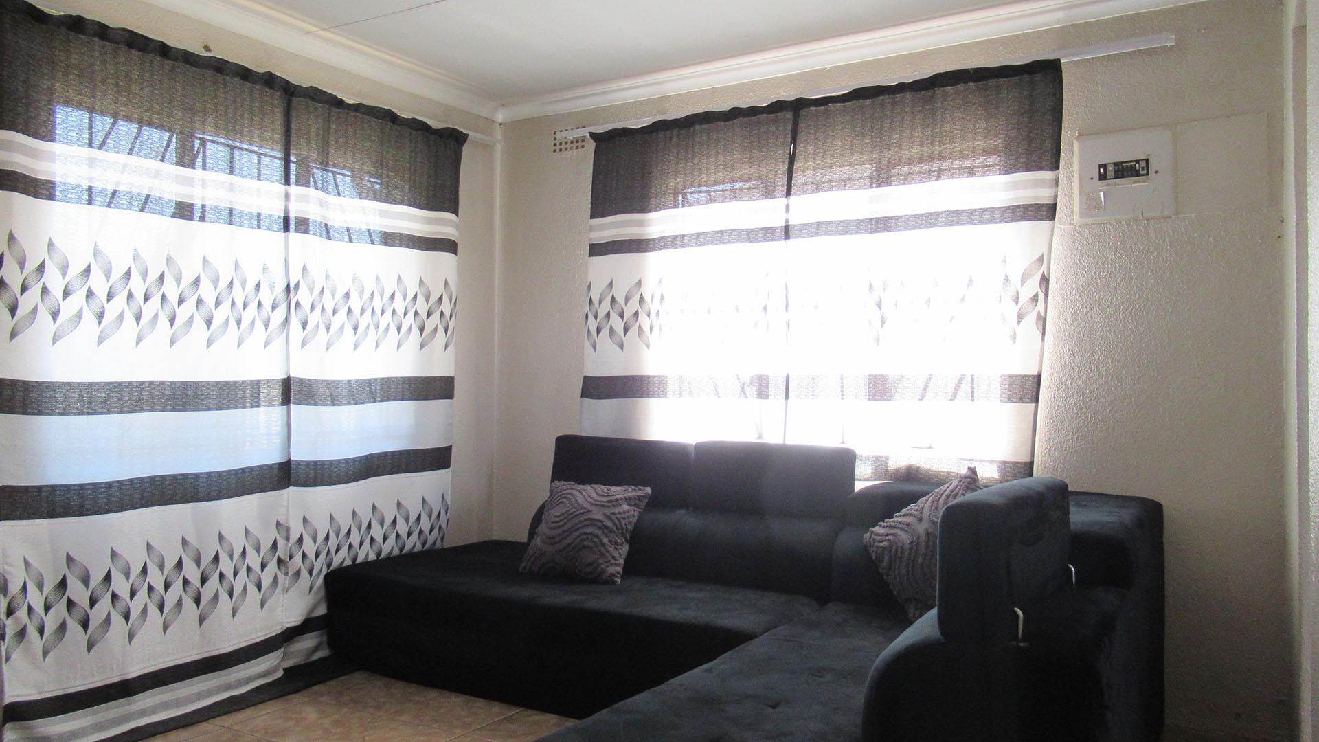 Lounges - 15 square meters of property in Naturena