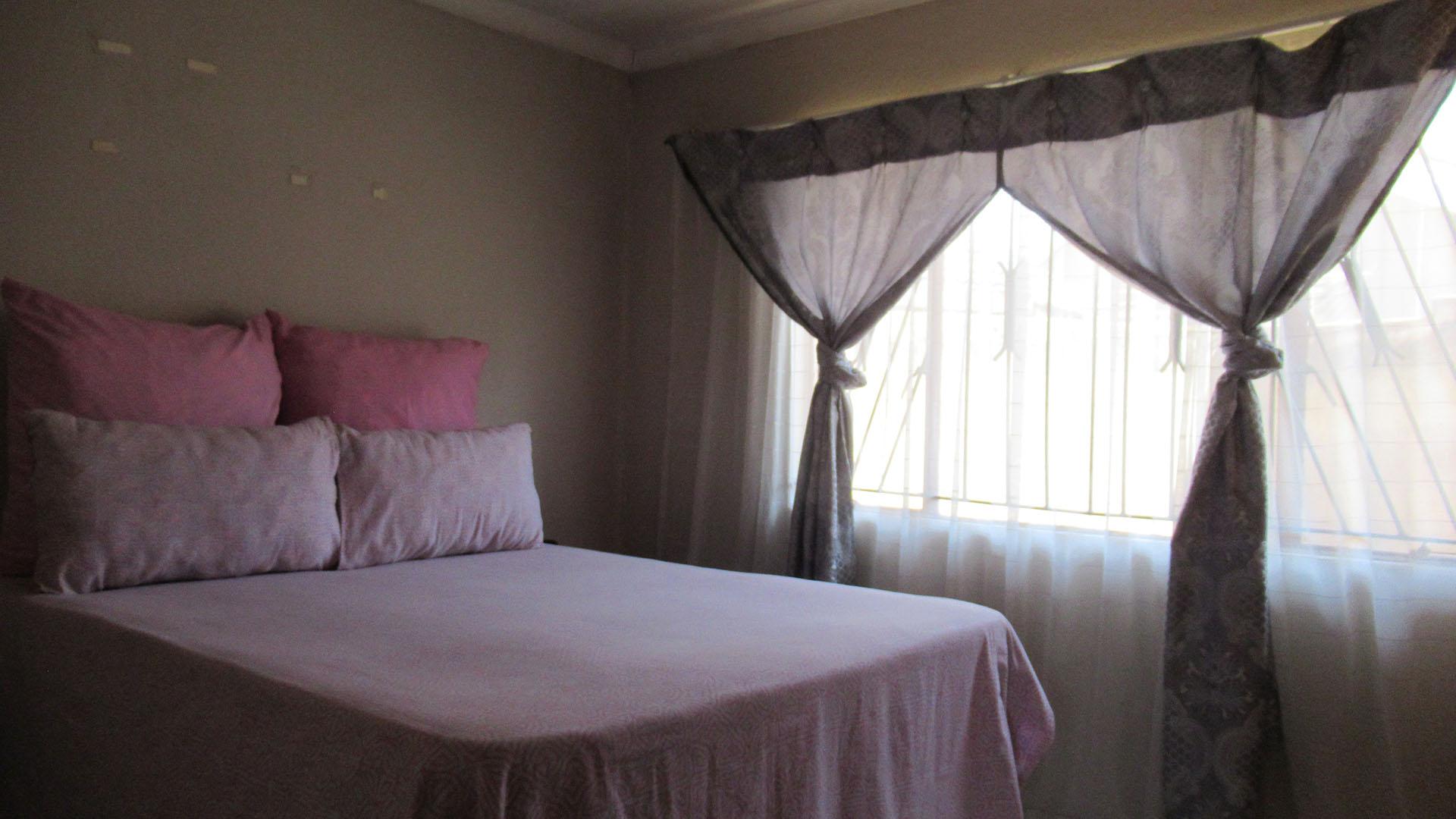 Bed Room 1 - 13 square meters of property in Naturena