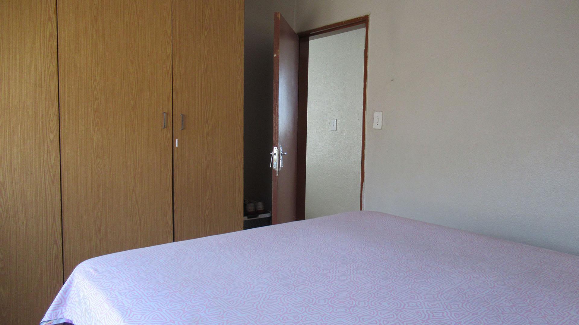 Bed Room 1 - 13 square meters of property in Naturena
