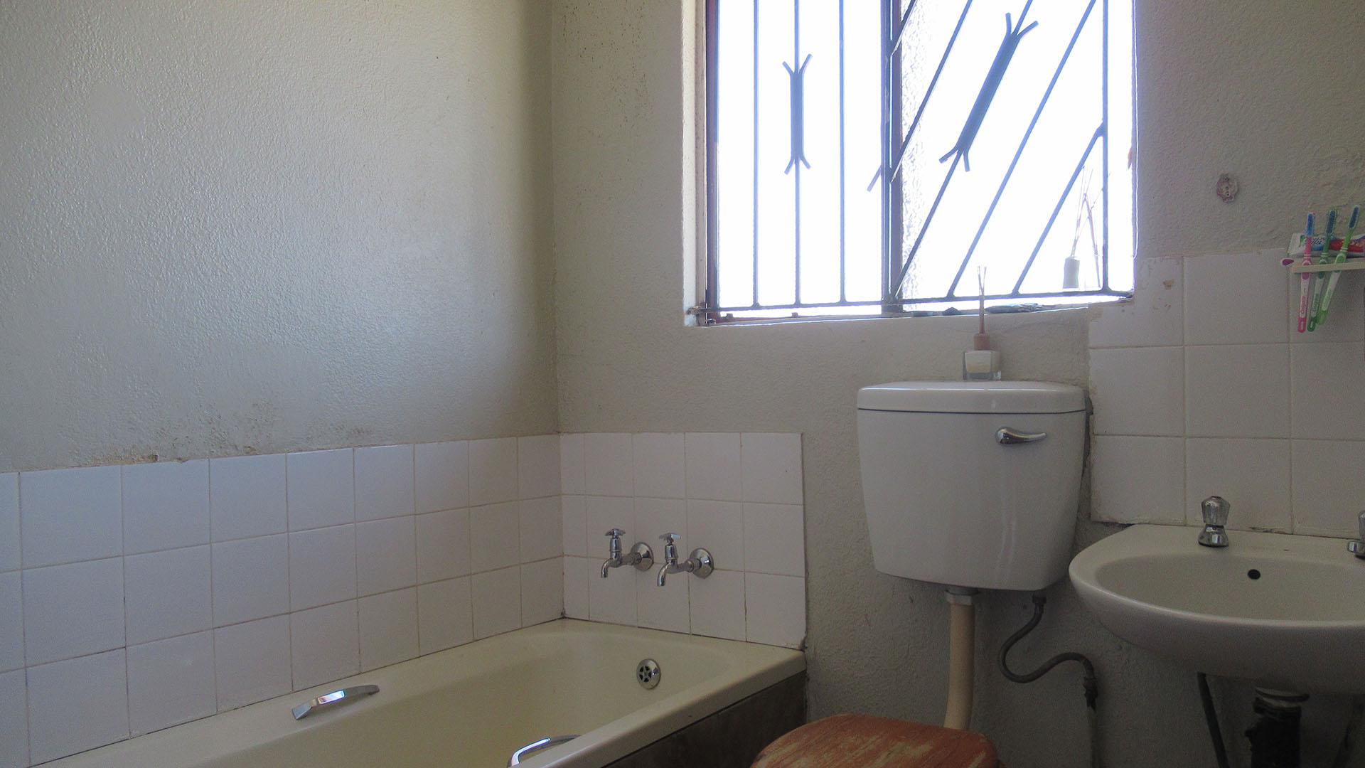 Bathroom 1 - 5 square meters of property in Naturena