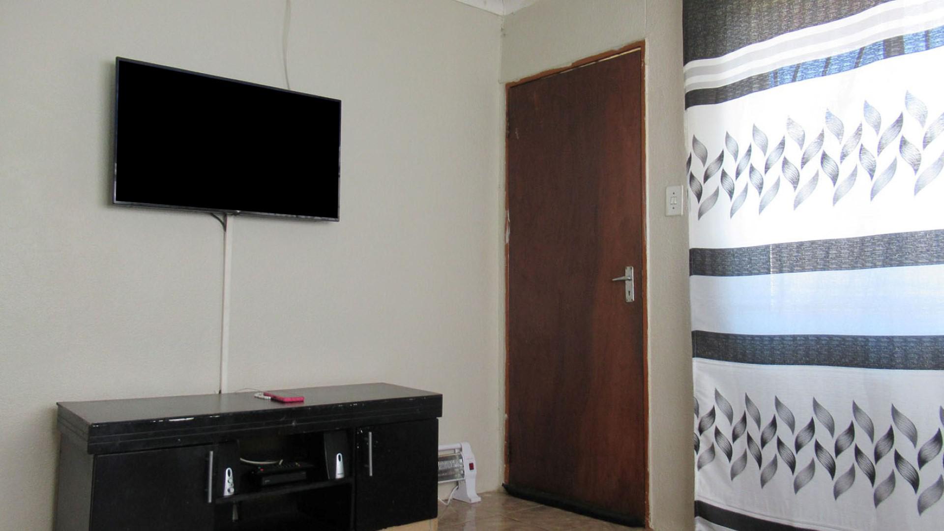 Lounges - 15 square meters of property in Naturena