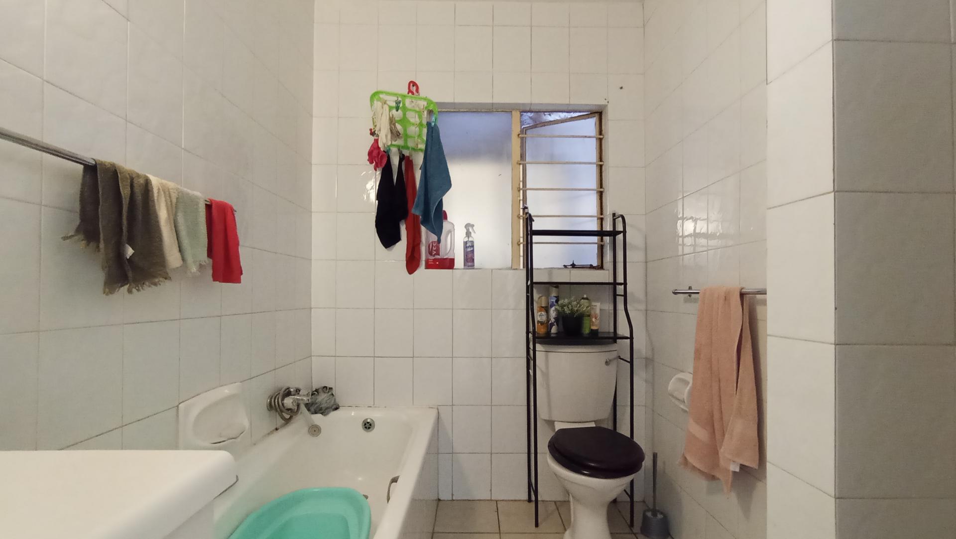 Bathroom 1 - 6 square meters of property in Rembrandt Park