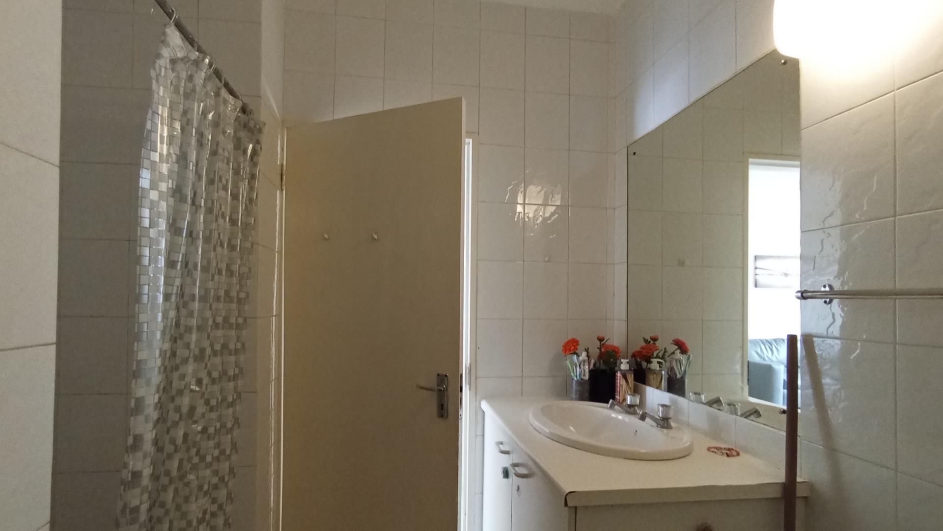 Bathroom 1 - 6 square meters of property in Rembrandt Park