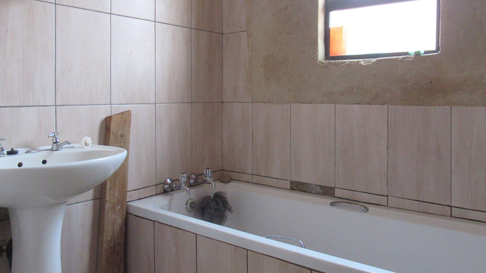 Bathroom 1 - 4 square meters of property in Protea Glen