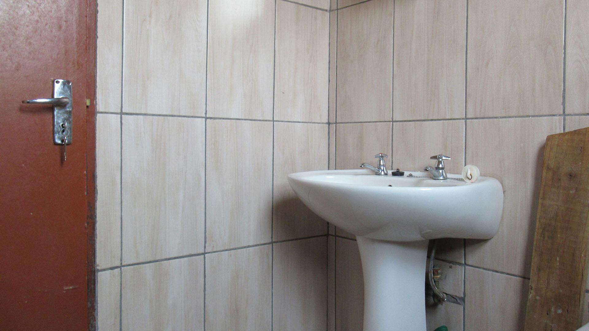 Bathroom 1 - 4 square meters of property in Protea Glen