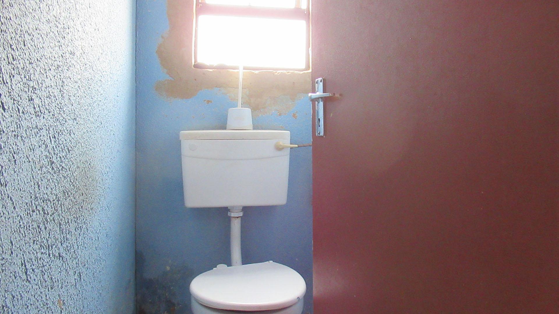 Bathroom 2 - 2 square meters of property in Protea Glen