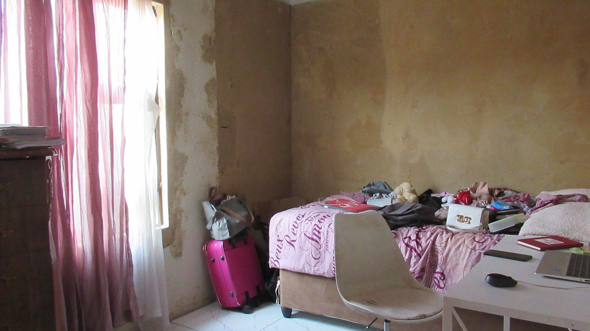 Bed Room 1 - 10 square meters of property in Protea Glen