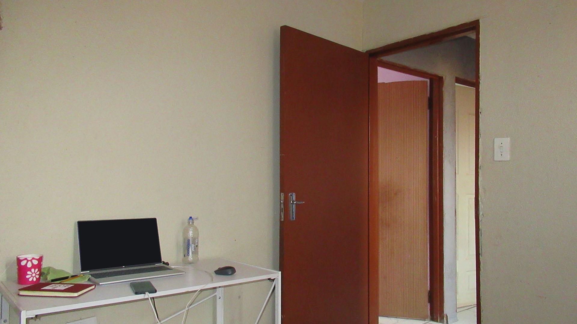 Bed Room 1 - 10 square meters of property in Protea Glen