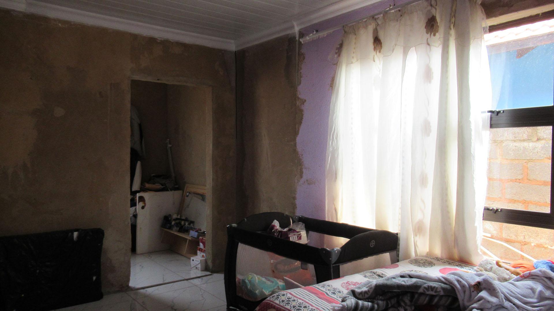 Main Bedroom - 18 square meters of property in Protea Glen