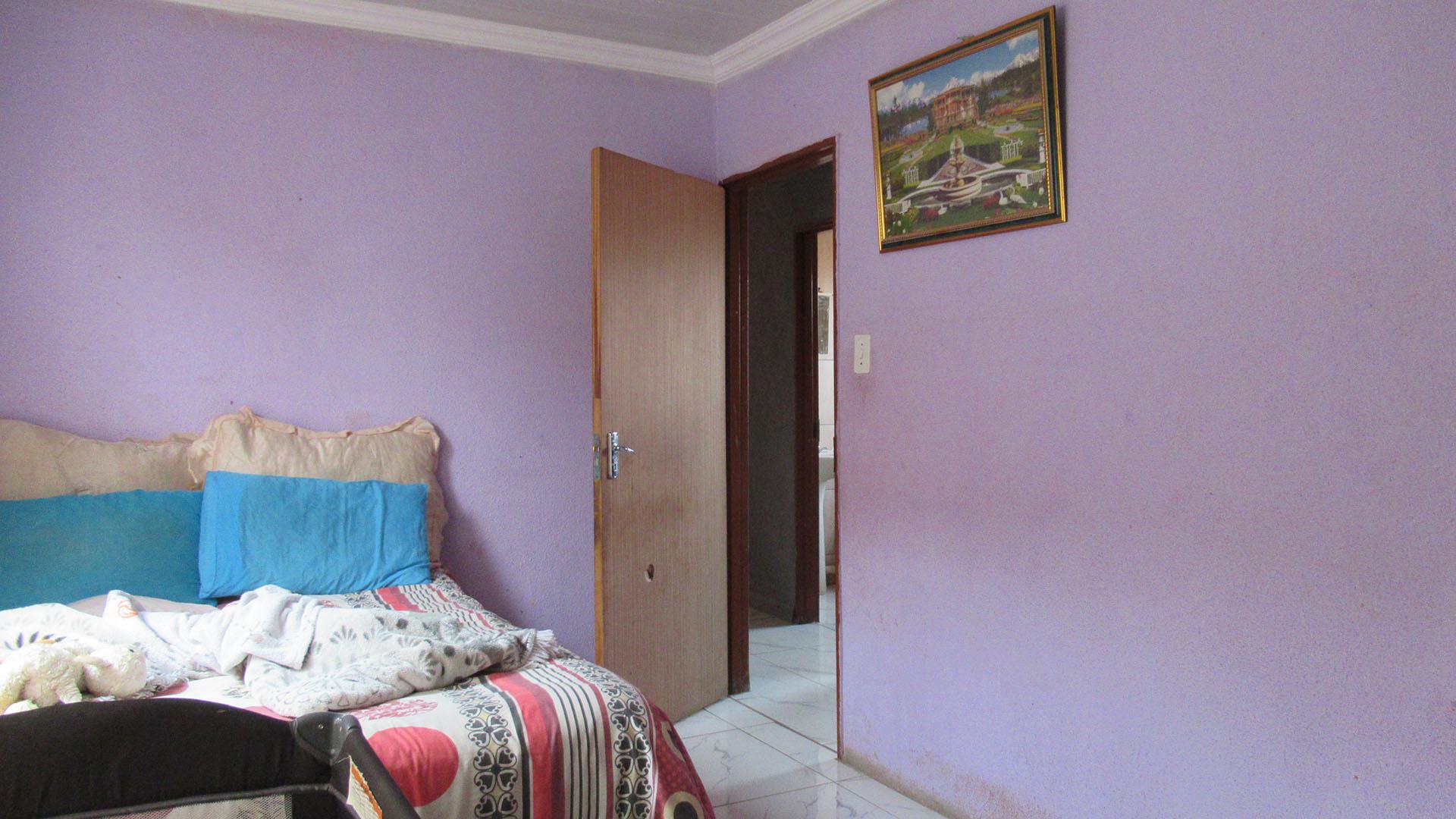 Main Bedroom - 18 square meters of property in Protea Glen