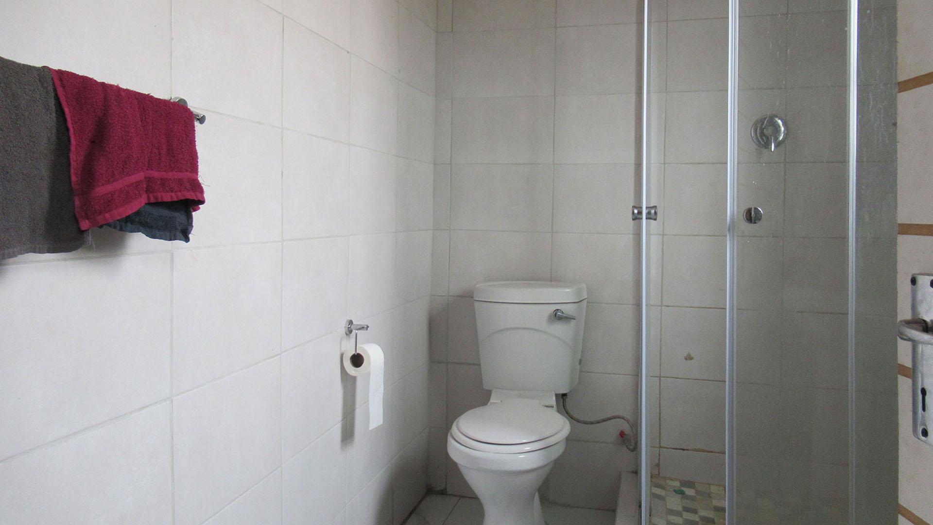 Main Bathroom - 5 square meters of property in Protea Glen