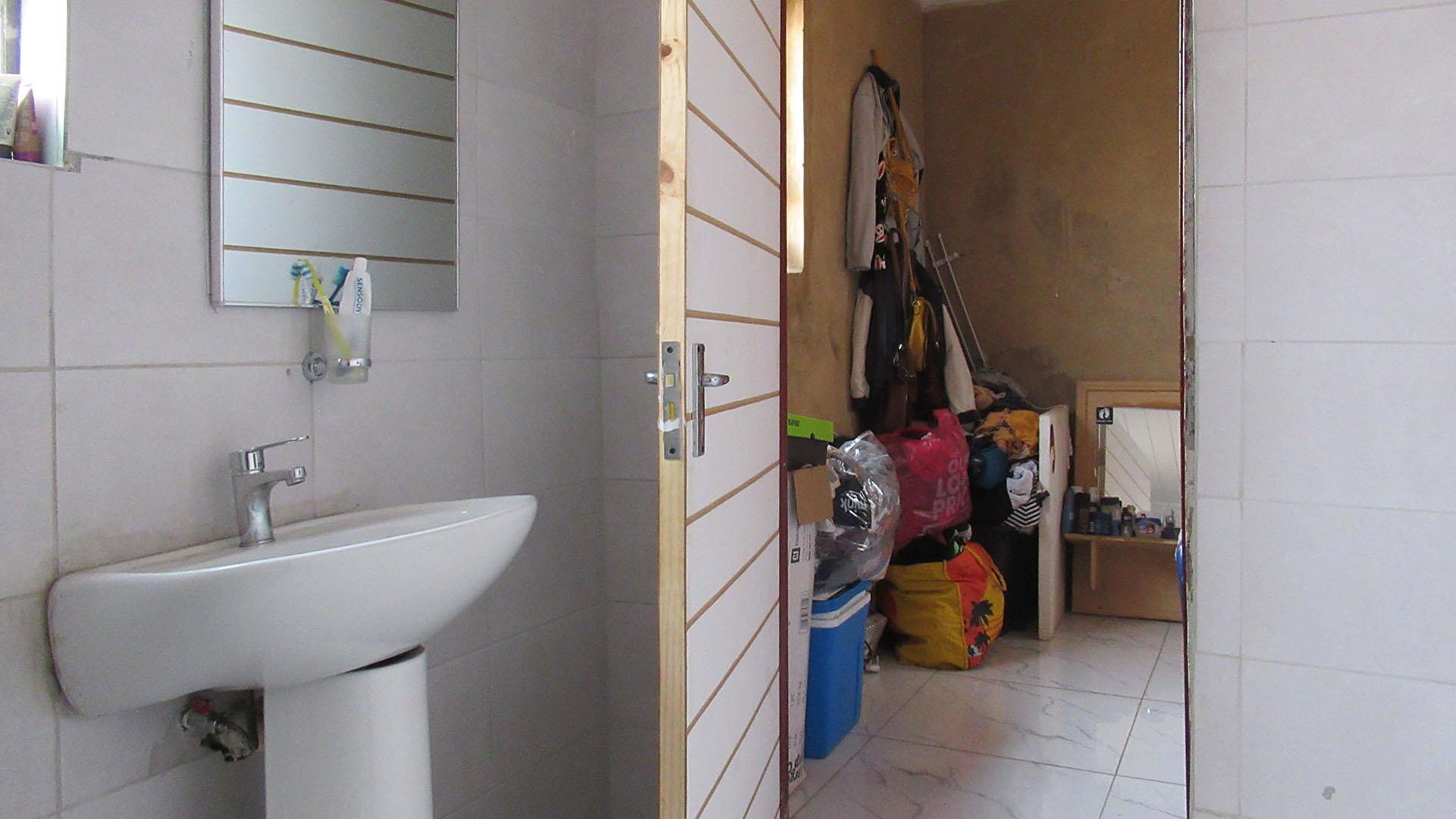 Main Bathroom - 5 square meters of property in Protea Glen