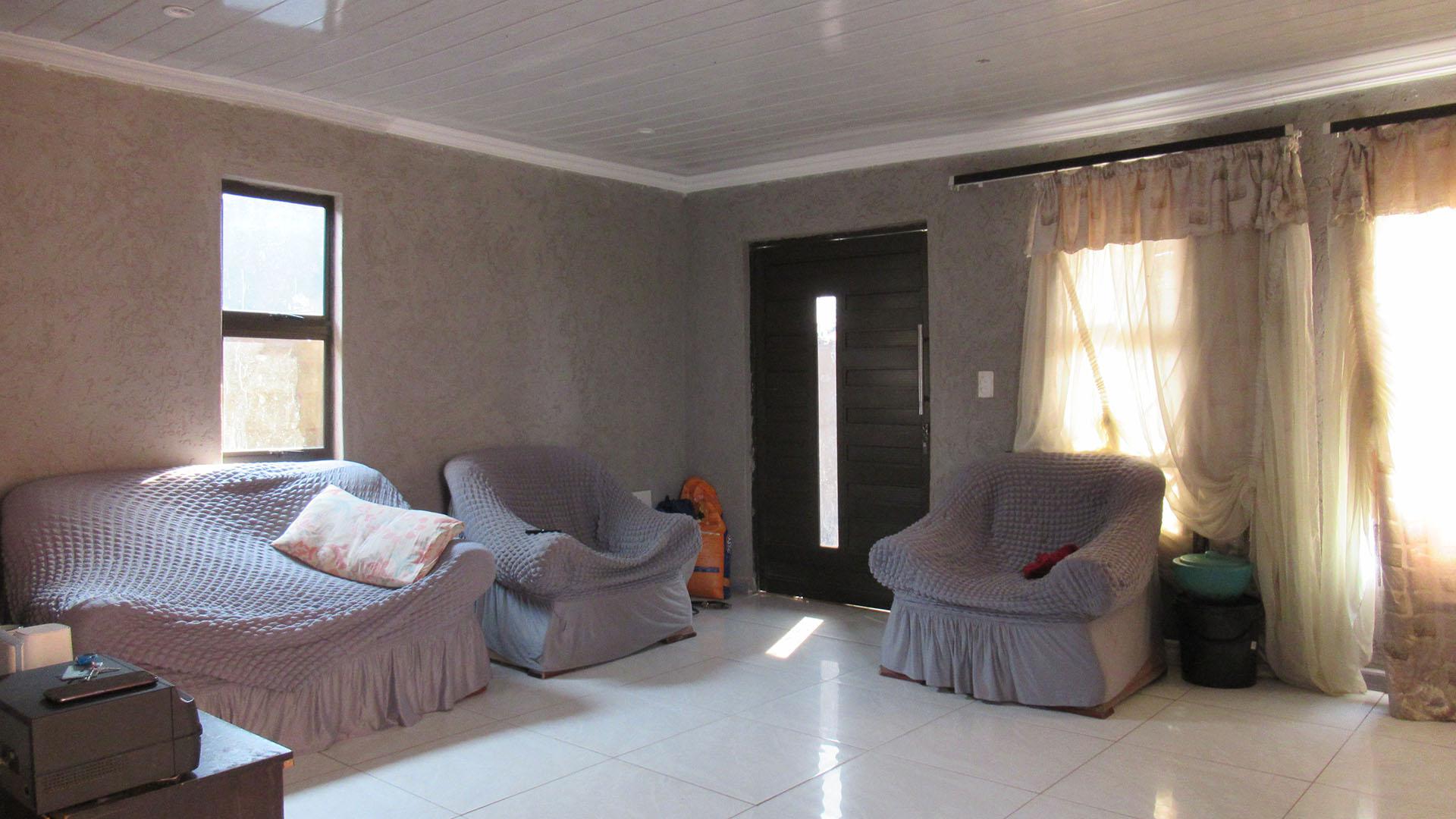 Lounges - 13 square meters of property in Protea Glen