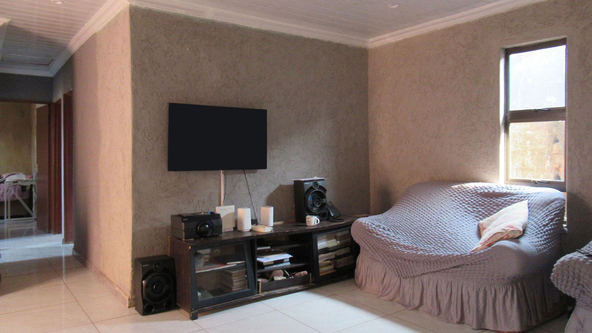 Lounges - 13 square meters of property in Protea Glen