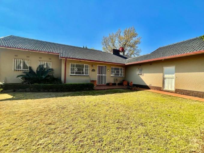 4 Bedroom House for Sale For Sale in Brackendowns - MR689303