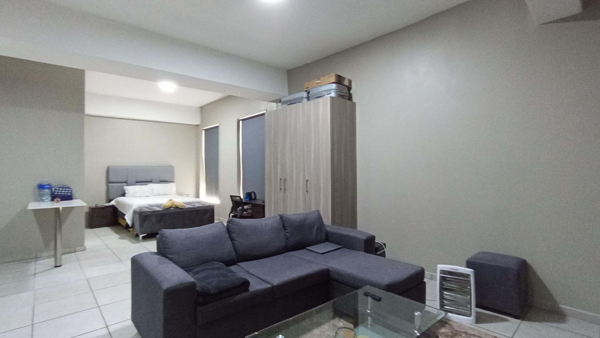 Lounges - 16 square meters of property in Rosebank - JHB