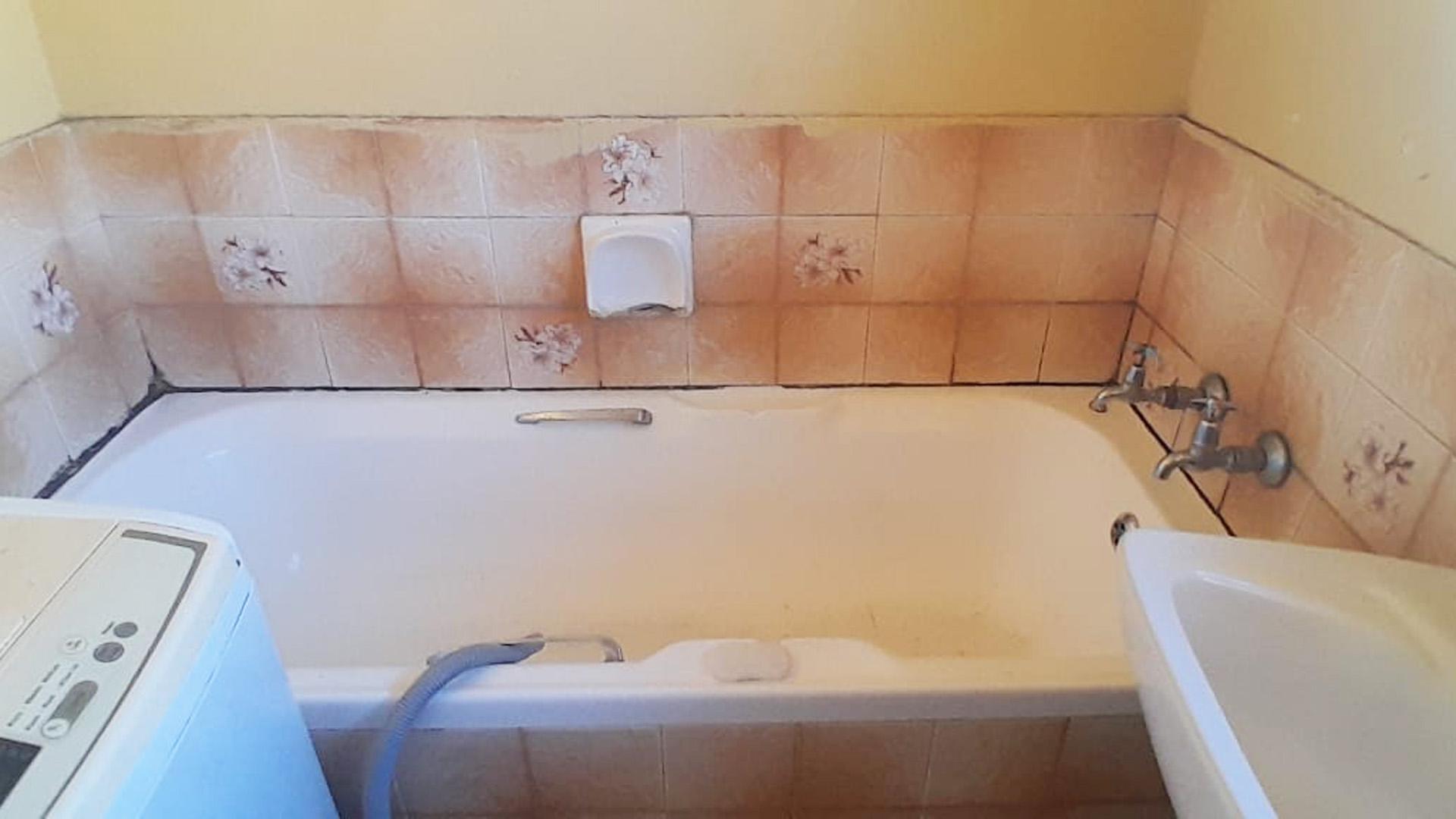 Bathroom 1 of property in Embalenhle