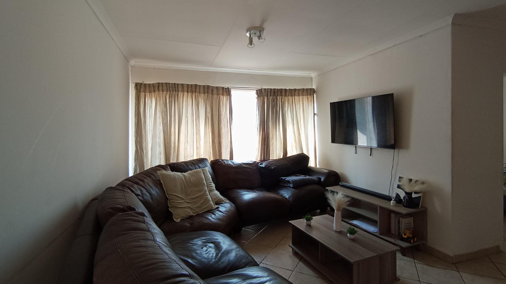 Lounges - 19 square meters of property in Winternest