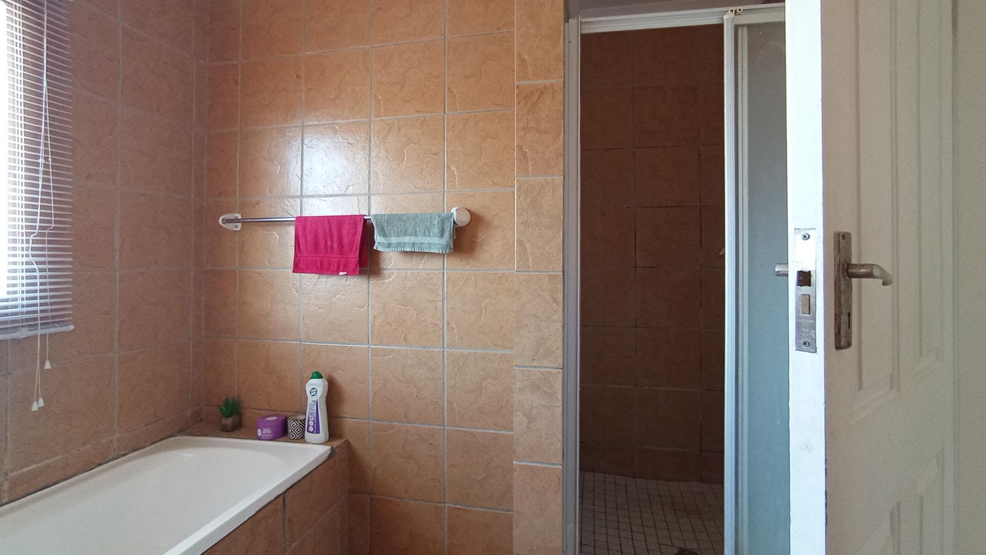 Bathroom 1 - 7 square meters of property in Winternest