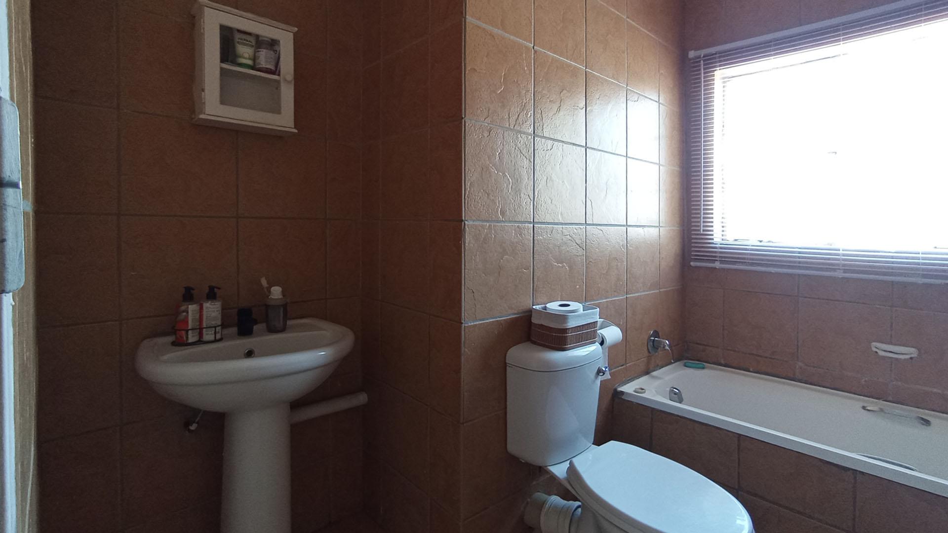 Bathroom 1 - 7 square meters of property in Winternest