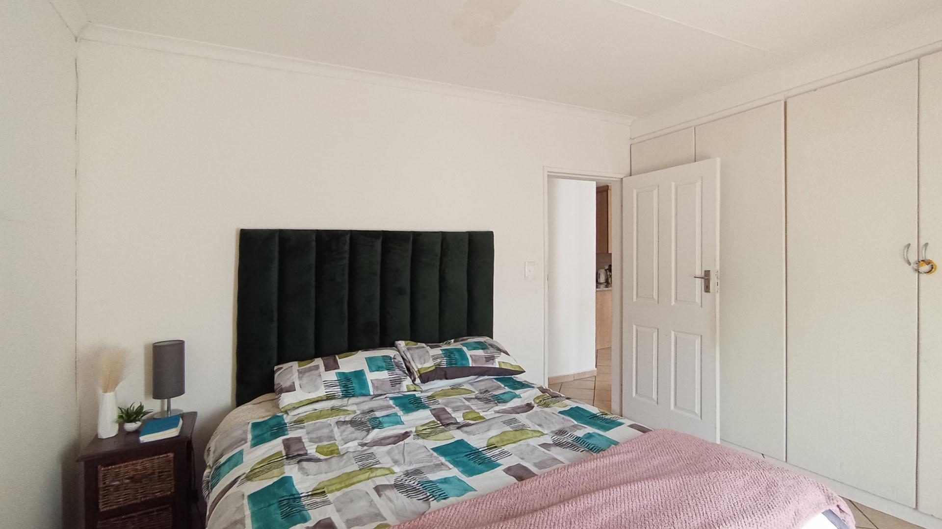 Bed Room 1 - 15 square meters of property in Winternest