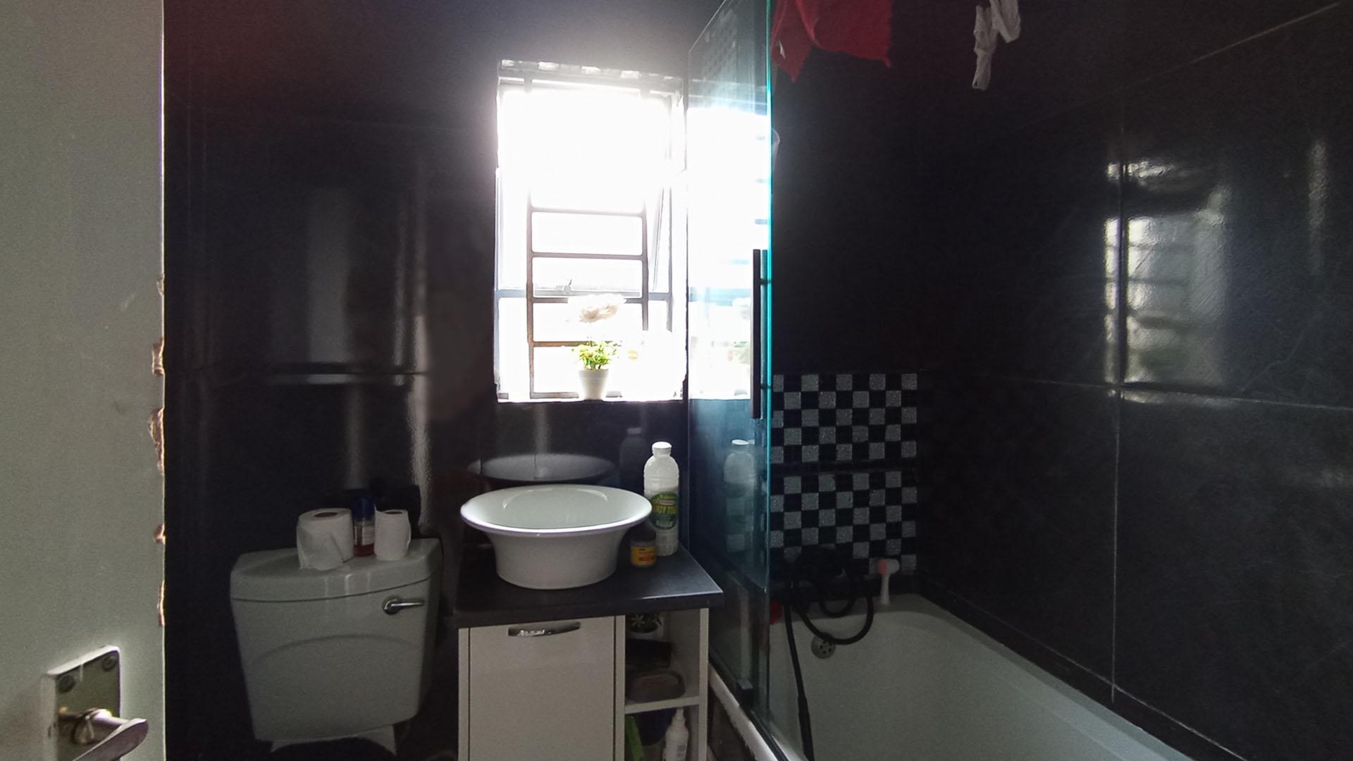 Bathroom 1 - 4 square meters of property in Riverside View