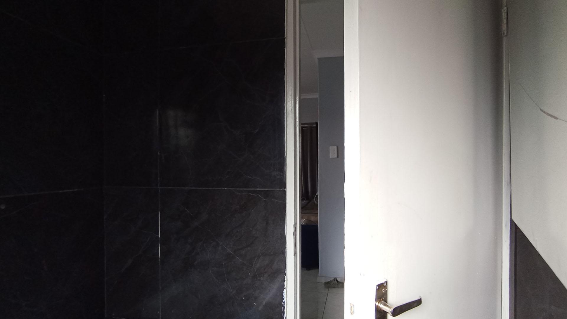 Bathroom 1 - 4 square meters of property in Riverside View