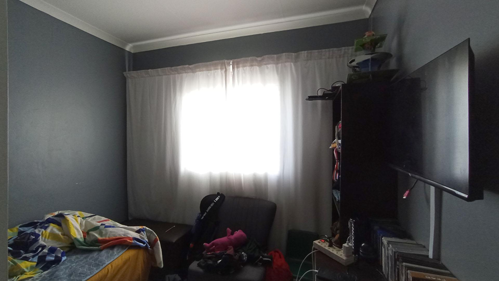 Bed Room 1 - 9 square meters of property in Riverside View