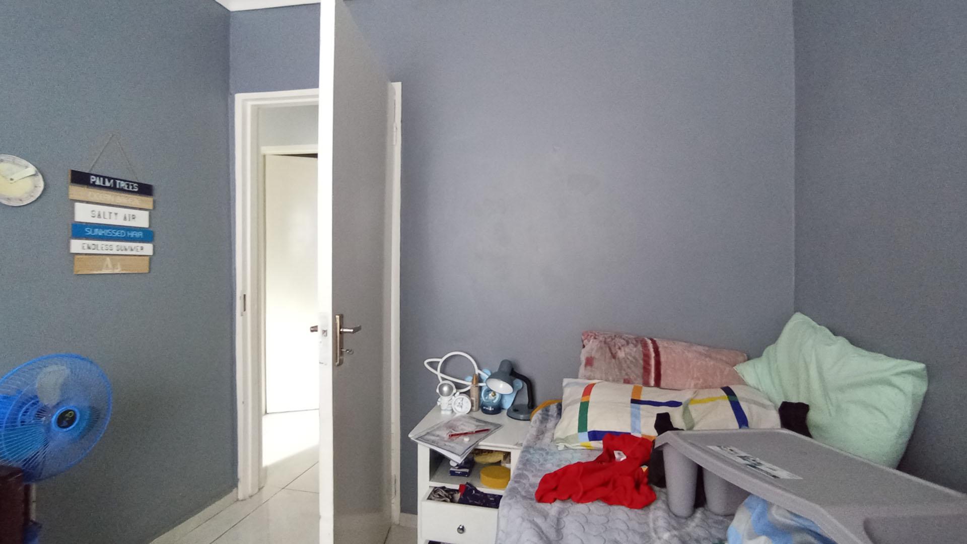 Bed Room 1 - 9 square meters of property in Riverside View