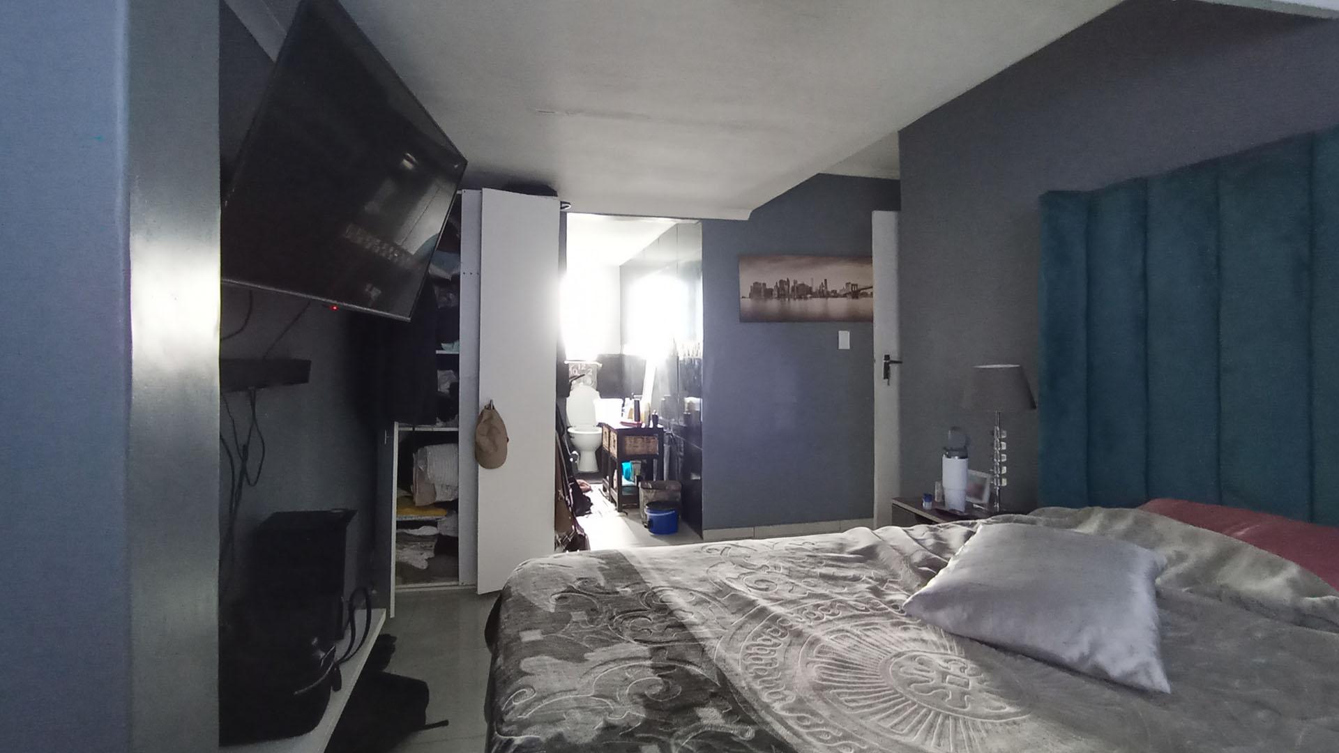 Main Bedroom - 15 square meters of property in Riverside View