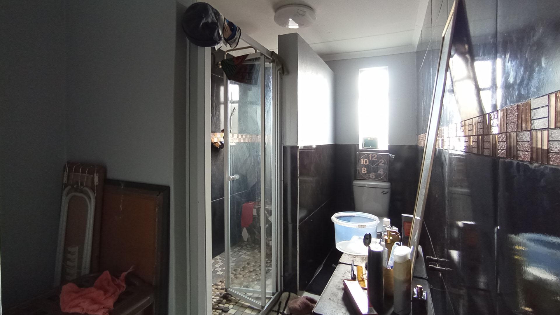 Main Bathroom - 6 square meters of property in Riverside View