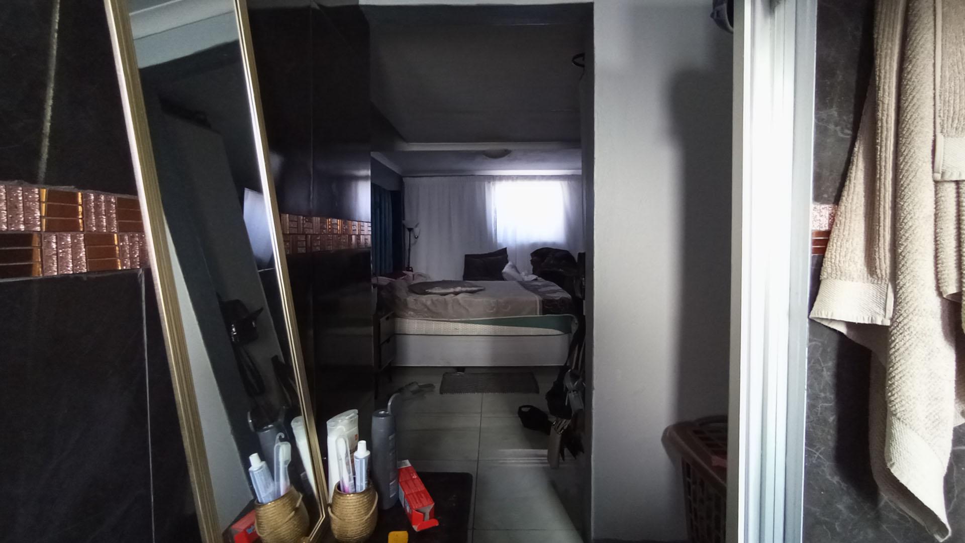 Main Bathroom - 6 square meters of property in Riverside View