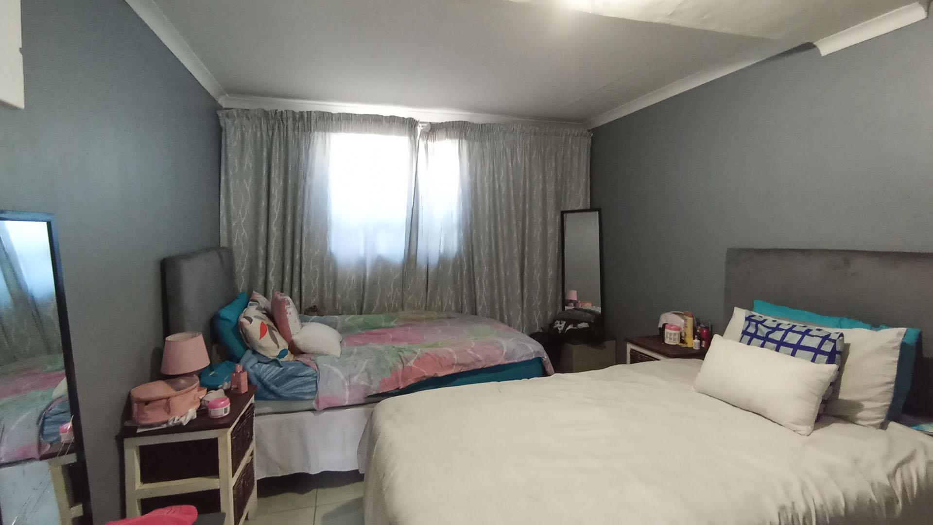 Bed Room 2 - 12 square meters of property in Riverside View