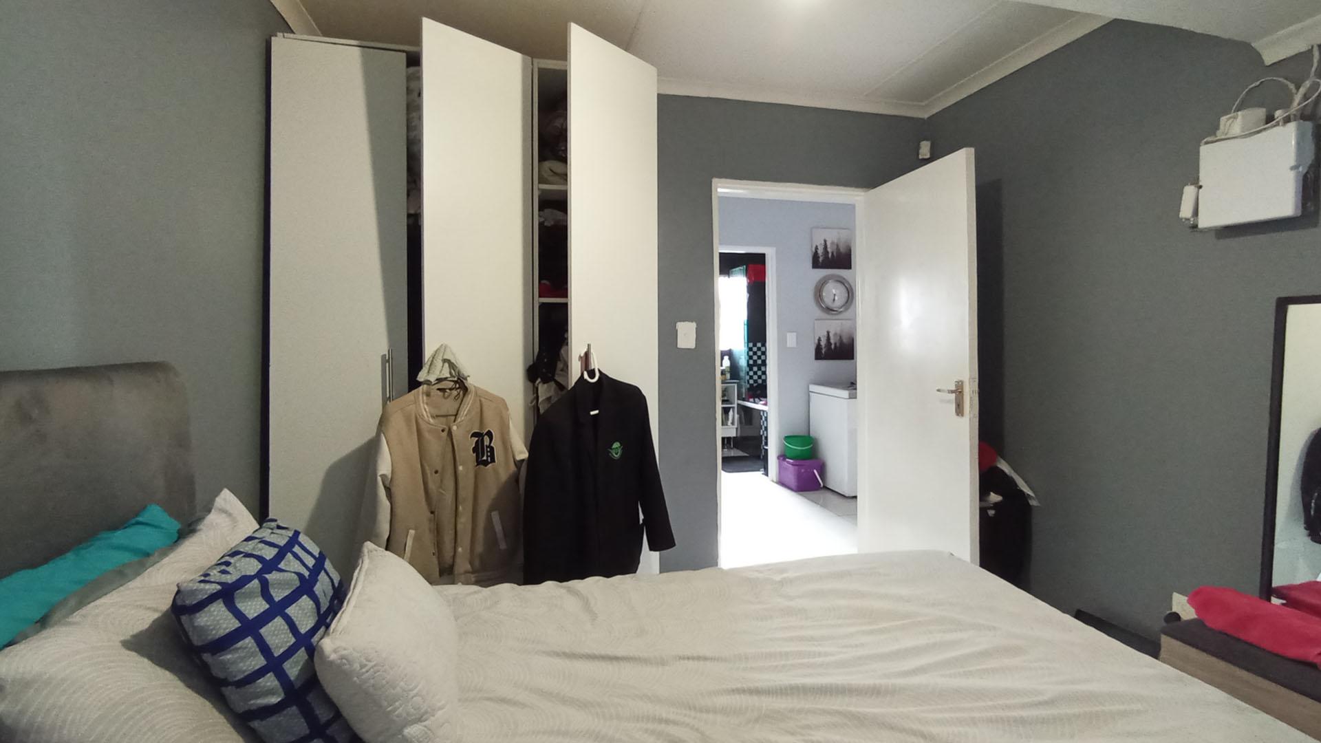 Bed Room 2 - 12 square meters of property in Riverside View