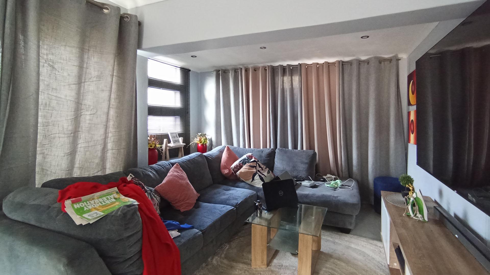 Lounges - 15 square meters of property in Riverside View