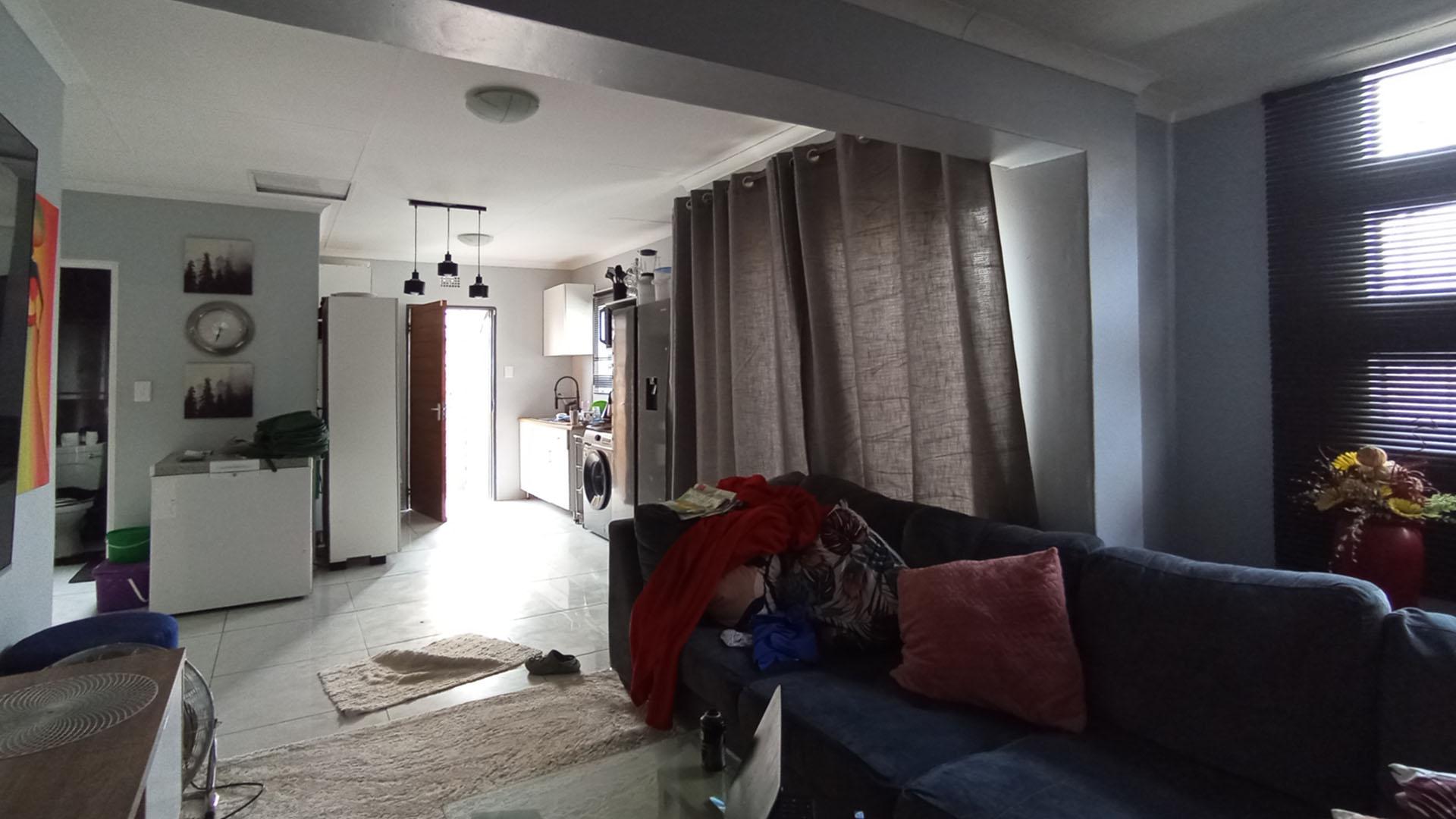 Lounges - 15 square meters of property in Riverside View