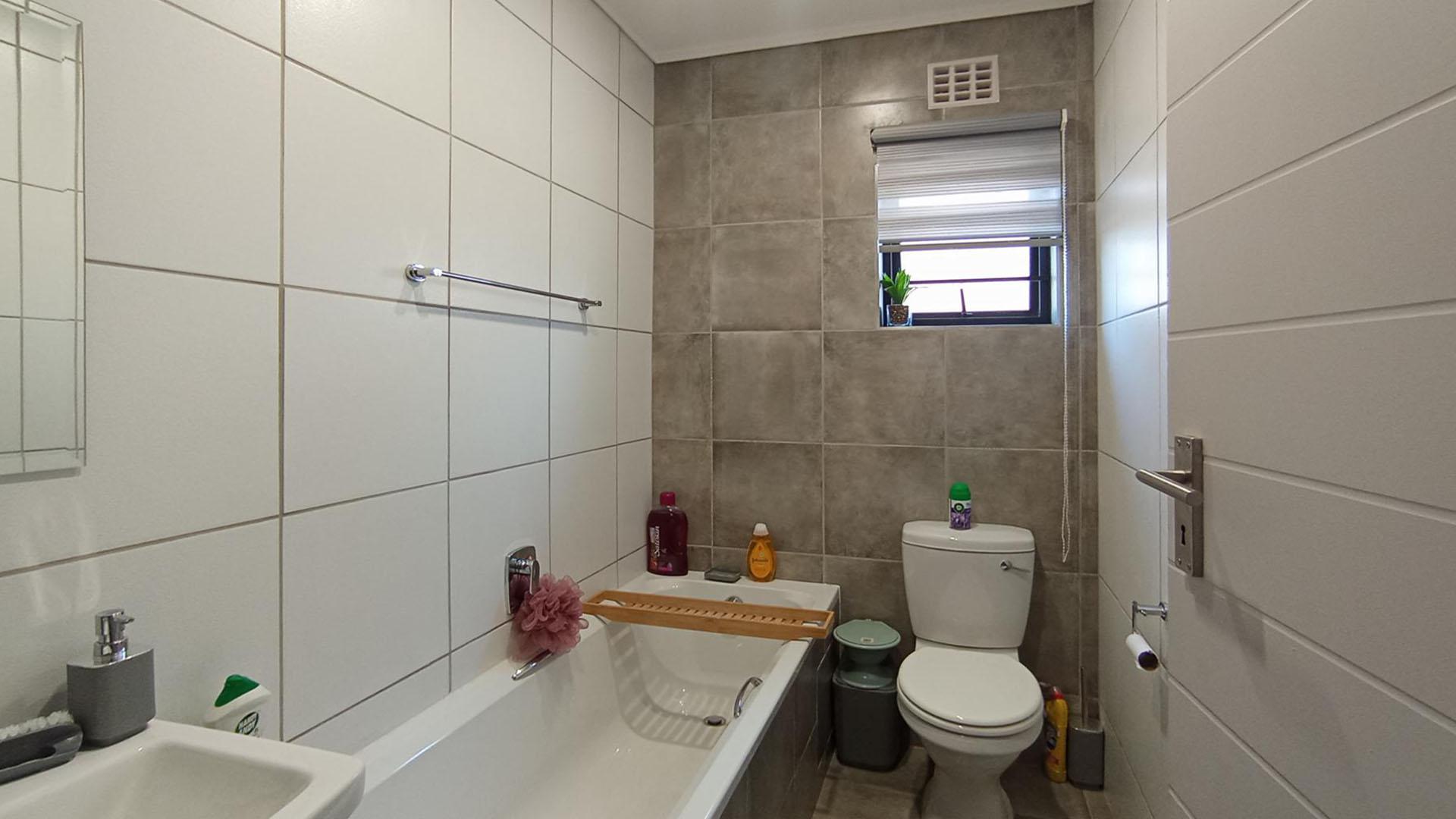 Bathroom 1 - 4 square meters of property in Lotus Gardens