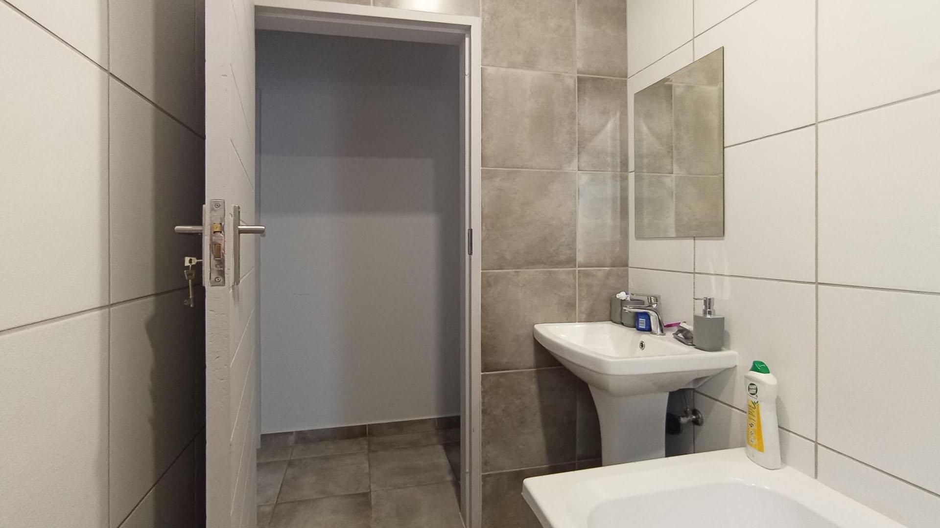 Bathroom 1 - 4 square meters of property in Lotus Gardens