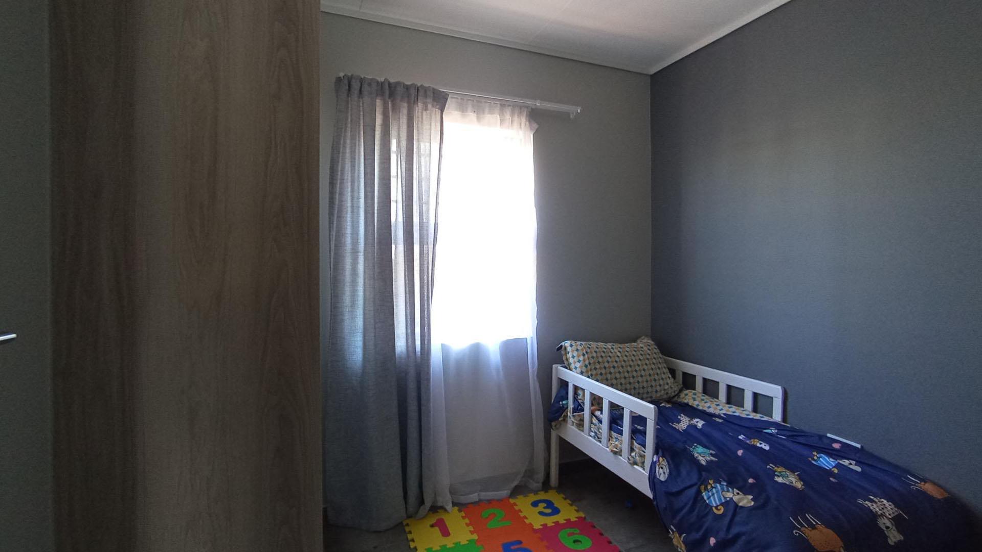 Bed Room 1 - 8 square meters of property in Lotus Gardens