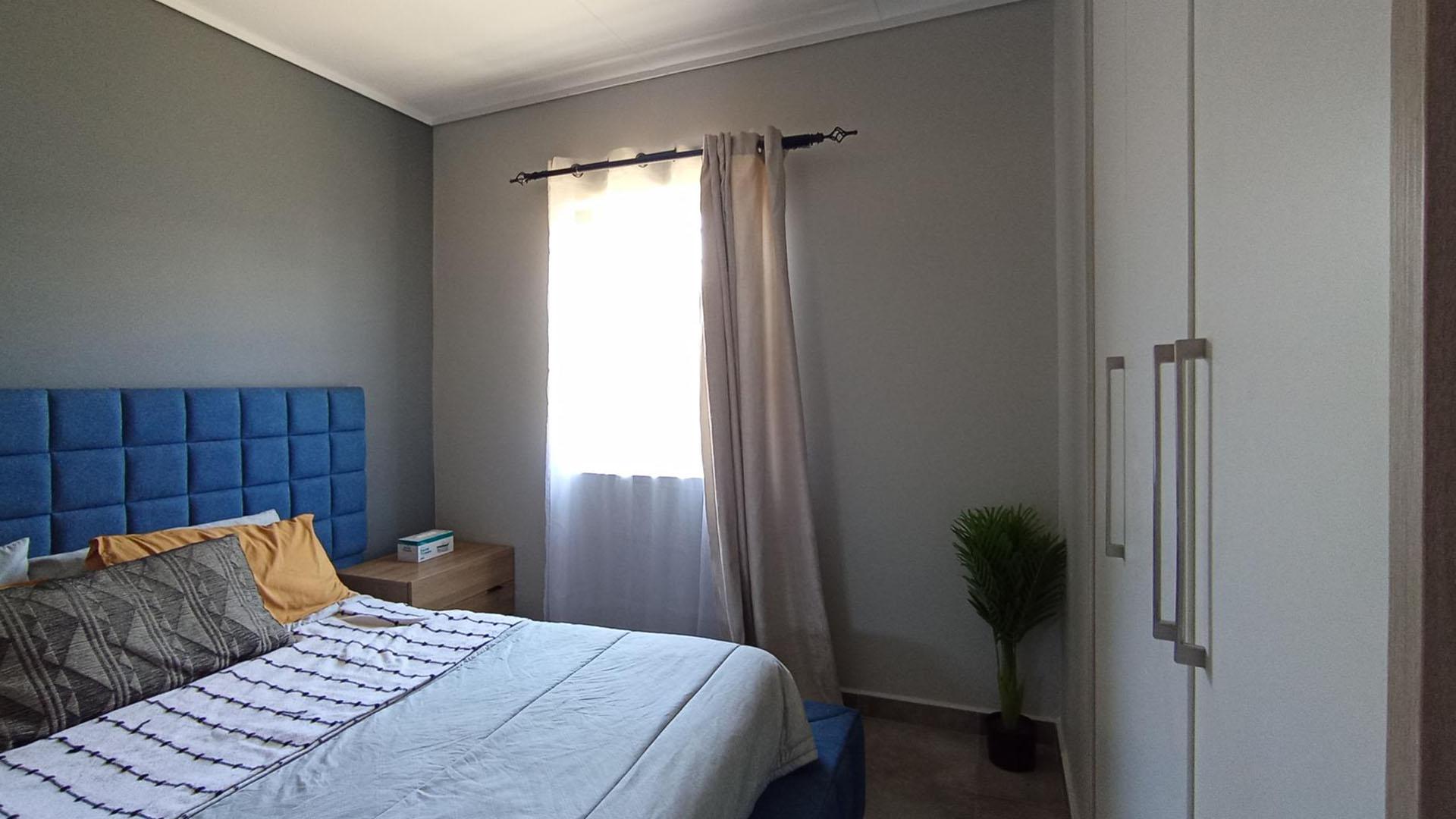 Main Bedroom - 11 square meters of property in Lotus Gardens