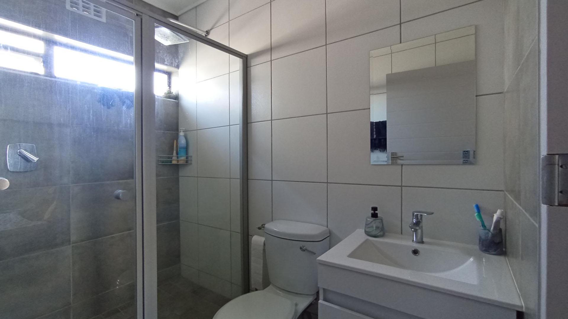 Main Bathroom - 4 square meters of property in Lotus Gardens