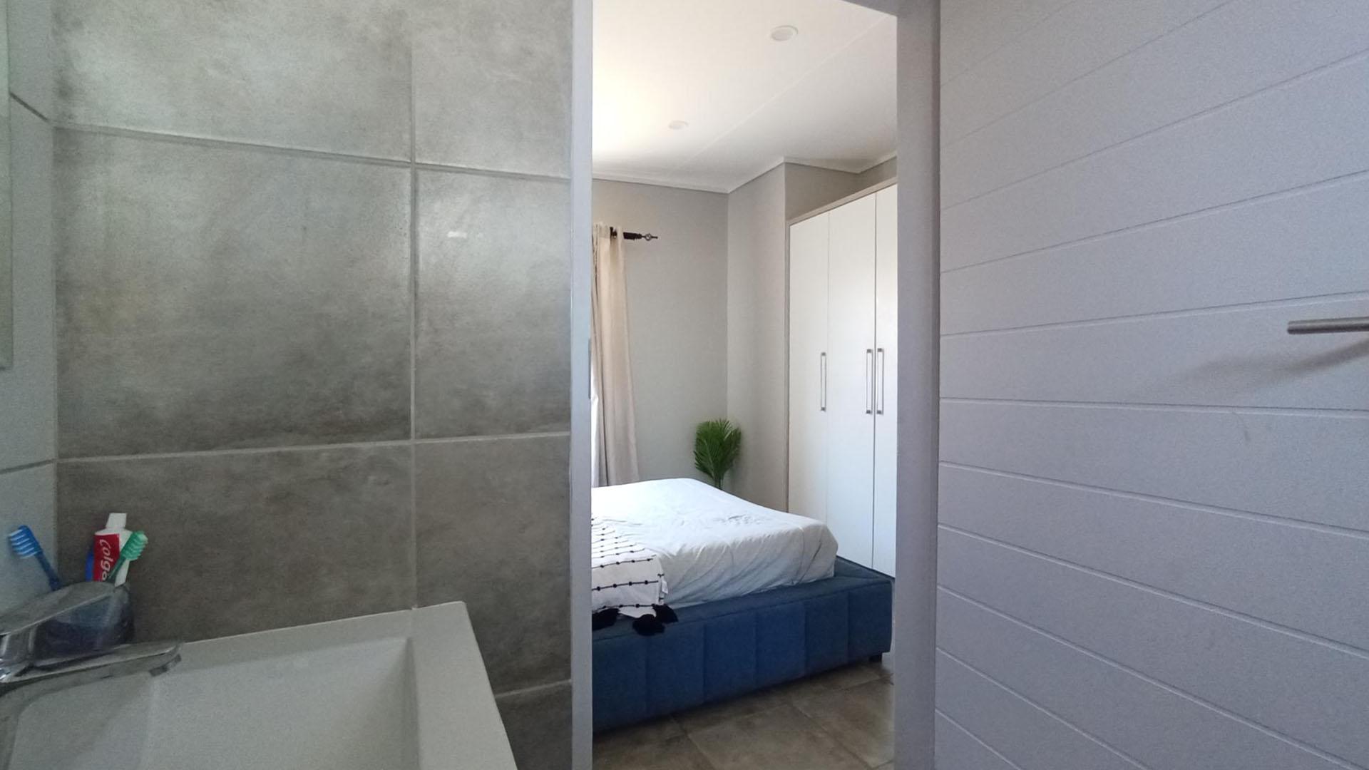 Main Bathroom - 4 square meters of property in Lotus Gardens