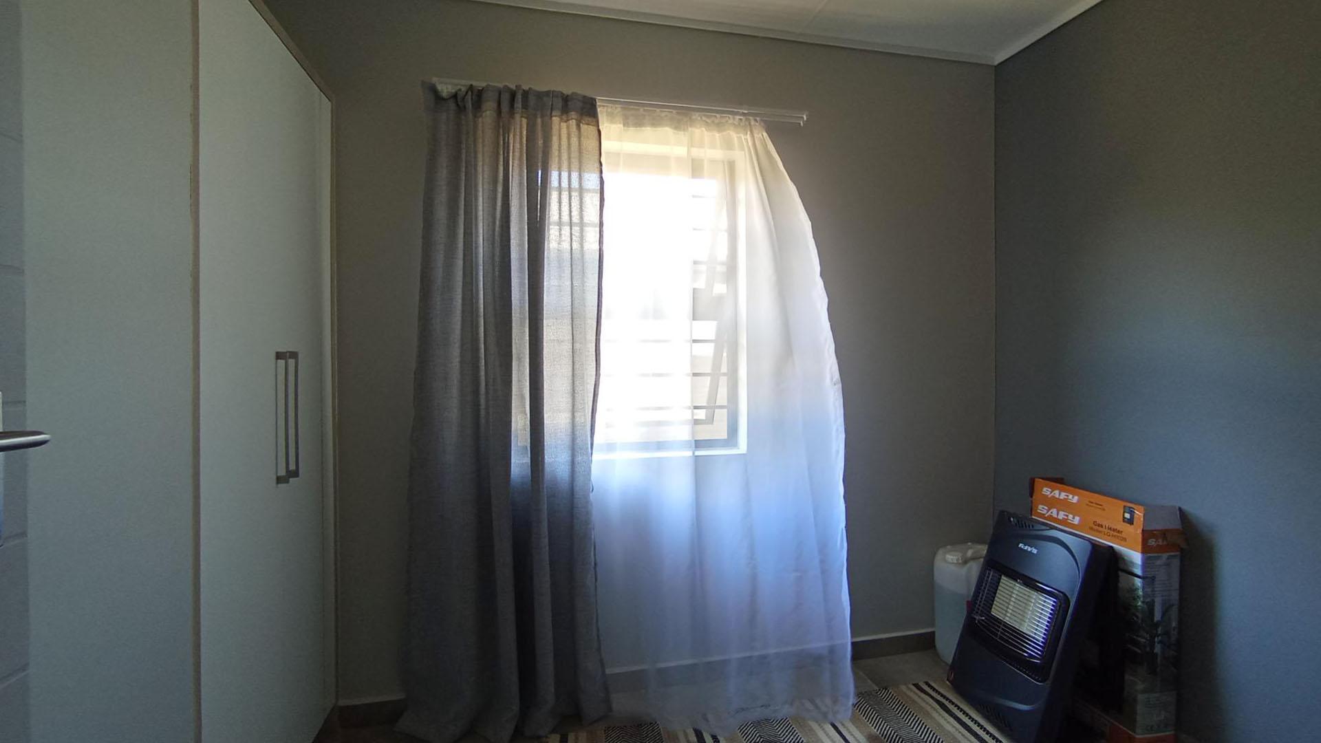 Bed Room 2 - 7 square meters of property in Lotus Gardens