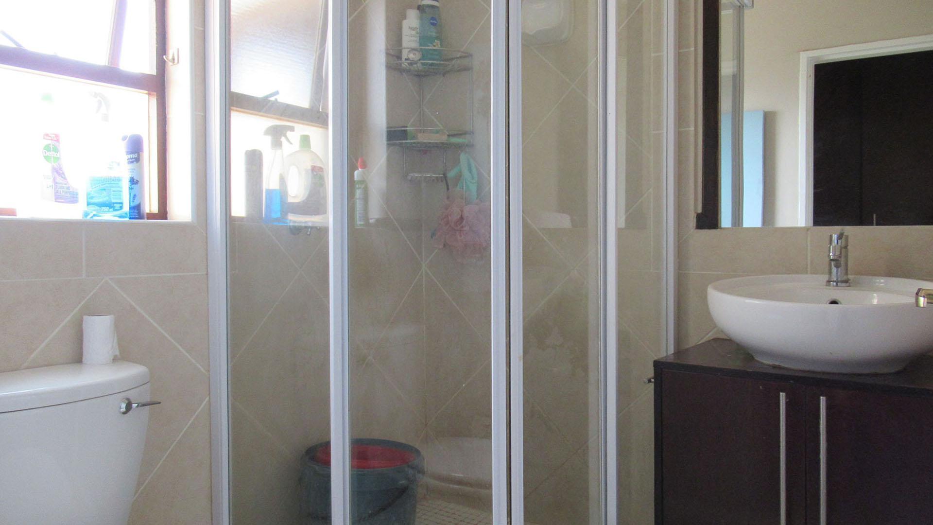 Bathroom 1 of property in Pine Slopes A.H.