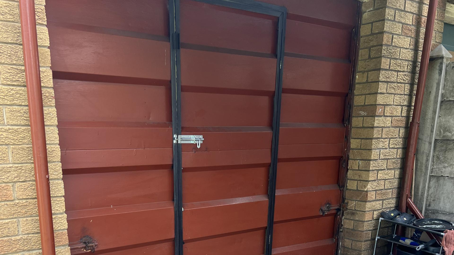 Garage of property in Komati