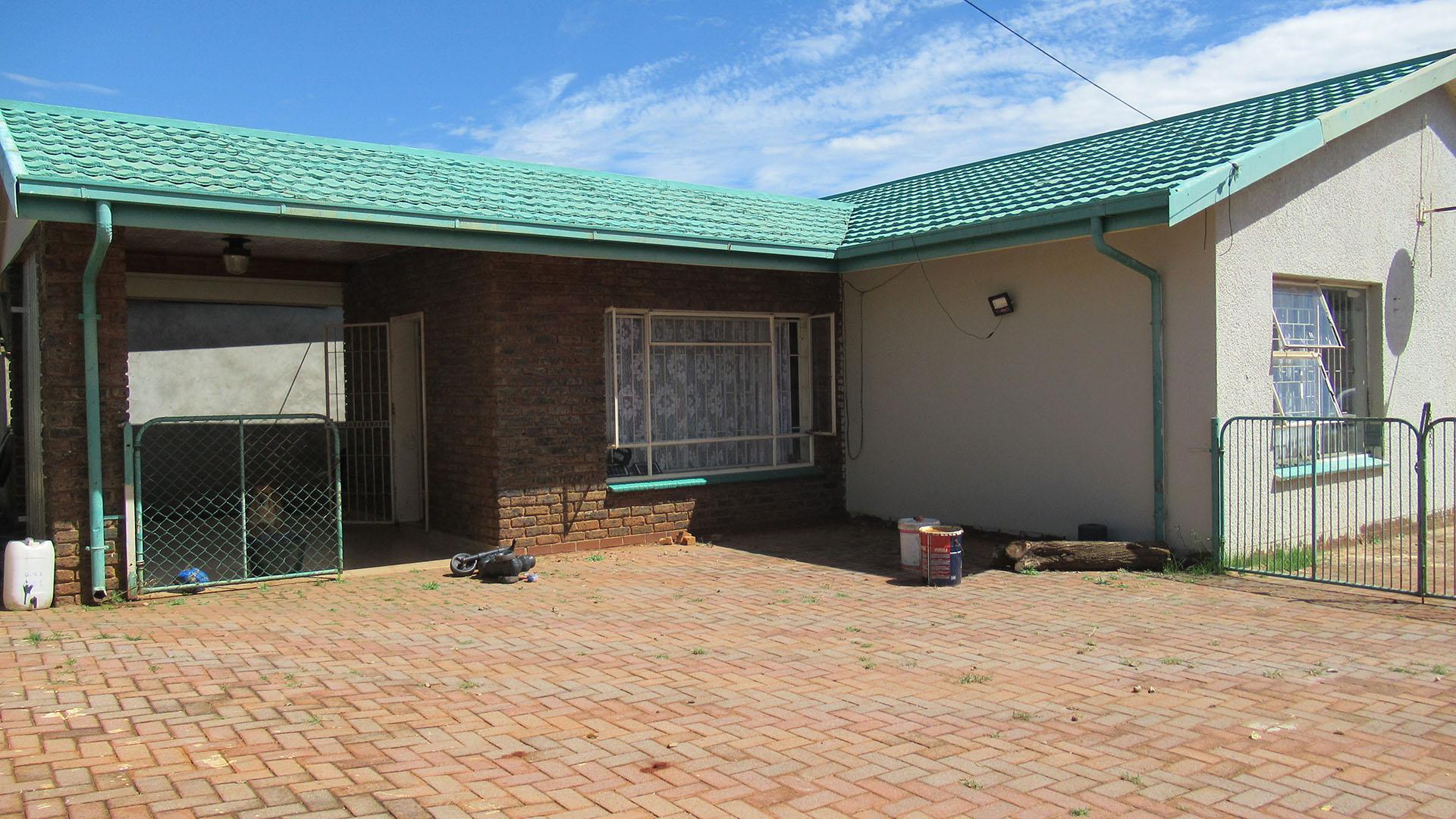 Front View of property in Welverdiend