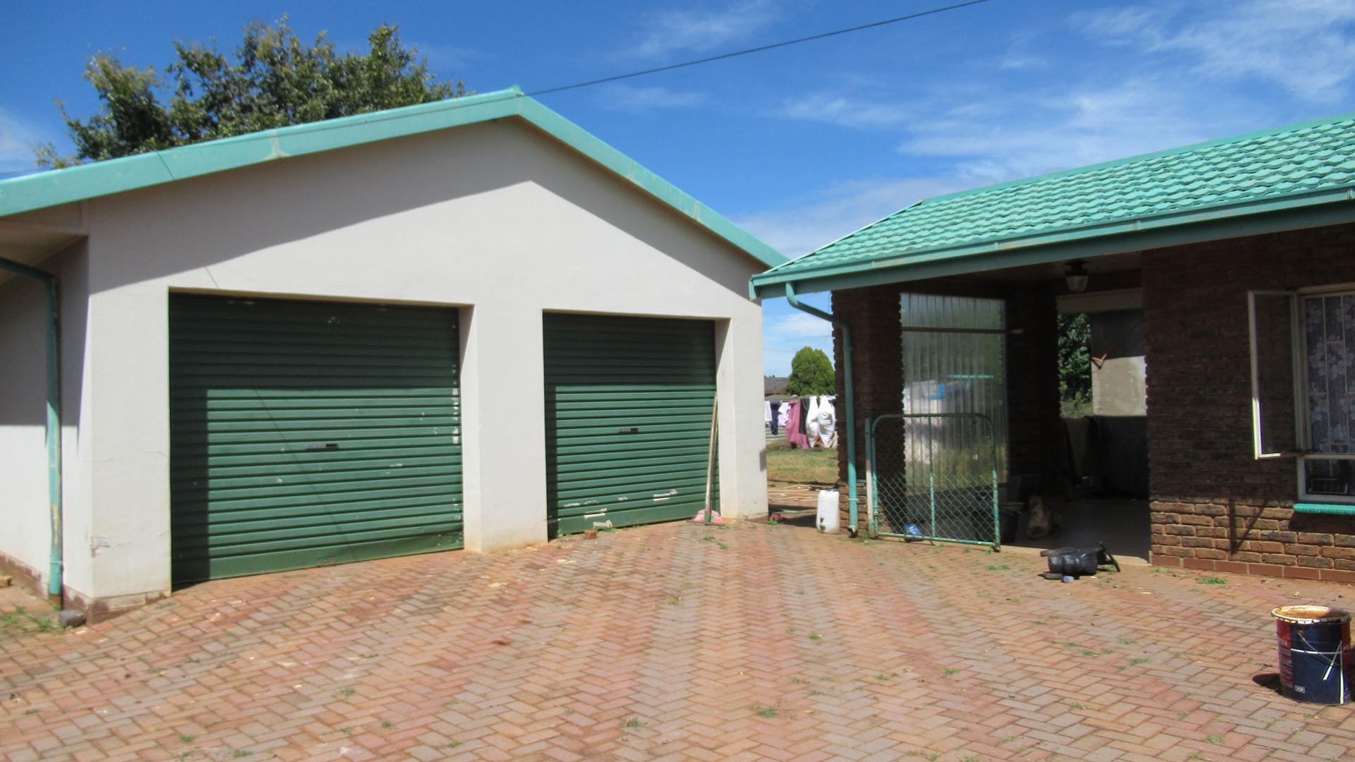 Garage - 44 square meters of property in Welverdiend