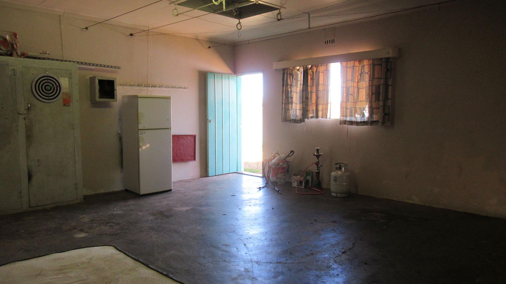 Garage - 44 square meters of property in Welverdiend