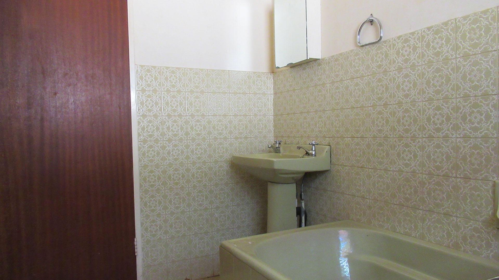 Bathroom 1 - 6 square meters of property in Welverdiend